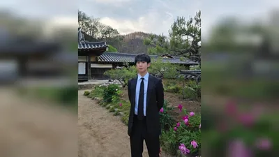 Jung Hae-in shows off suit style against Hanok backdrop... to work with Shin Se Kyung in 'Love Virus'