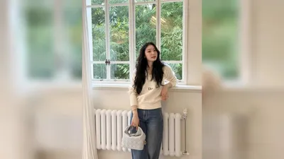Yuna Kim reveals recent look, matching wavy hair with a luxury bag