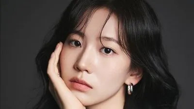 So Arin Explodes with Charm in Black and Red Styles... Teasing Various Acting Challenges