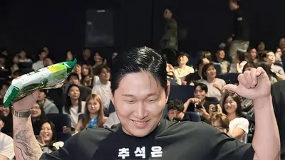 Swings delivers a rhyme after reading a post about his "denial phase" during the 'Tazza 4' stage greeting