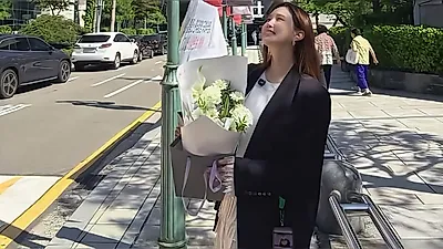 Lee Da-hae shares recent update on SNS on September 26 with a bouquet of flowers