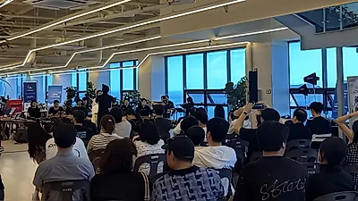 華城 Seohaerang 濟扶島海上纜車前谷港站舉行國樂團大廳音樂會III，吸引遊客駐足