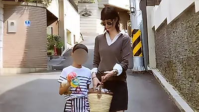 Song Kyung-ah strolls through Deoksugung Palace and Jeongdong-gil with her daughter... long legs catch the eye