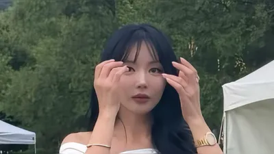 洪真英，以一字肩迷你连衣裙证明纤细身材