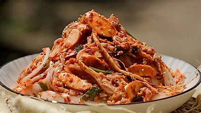 水没した実郷の食卓、和順のキノコナマズ煮込み・晋安の人参キムチ