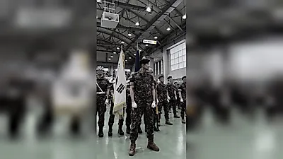 李俊荣公开完成军事训练的照片……坚毅的身姿吸引网友“目光”