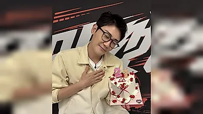 Young Tak reveals commemorative photos for 21st debut anniversary... Dandy boyfriend look catches the eye