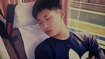 Swings reveals photos from middle school days in 2000... unexpected charm catches eyes