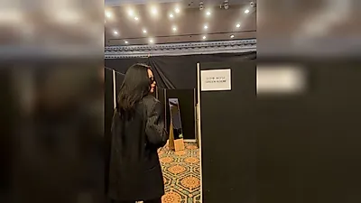 Lee Young-ae reveals relaxed daily life while sitting on an exhibition sculpture