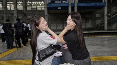 Lee Dong-gook's wife Lee Soojin expresses heartfelt emotions toward adult twins Jaesi and JAEAH