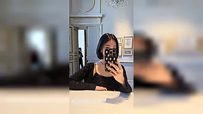 Song Hye Kyo captured in daily life on a French street... reading a book looks like a pictorial