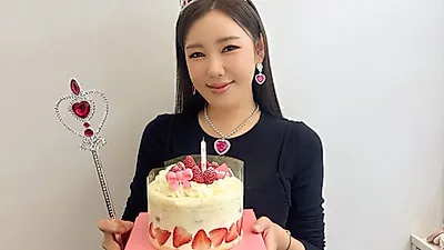 Song Ga-in marks 14th debut anniversary with fan-gifted cake