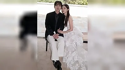 Kim So-ri, Who Said She Can't Believe the Day Has Come, Shares Wedding Photos With Song Ji-ho