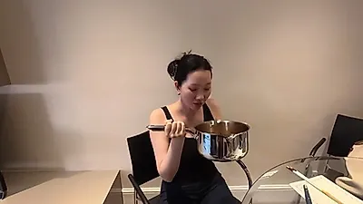 Jang Yoon-ju devours ramen straight from the pot while in the United Kingdom... "This isn't a meal, it's treatment"
