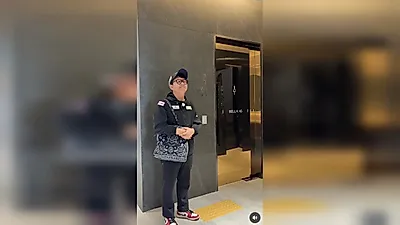 Kim Jun-ho waits in front of the women's restroom holding Kim Ji-min's bag... Newlywed daily life revealed