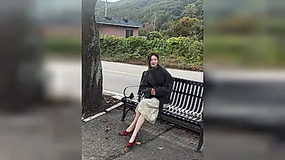 Jung Chae-yeon shares autumn photos and reveals weight of 44.8kg