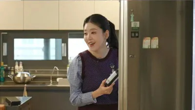 Actress Kim Ye-ryeong opens up about thyroid cancer and three surgeries