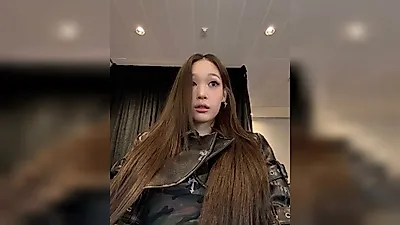 新世界グループの孫娘アニー、SNSのファッションセルカでネット上で話題に
