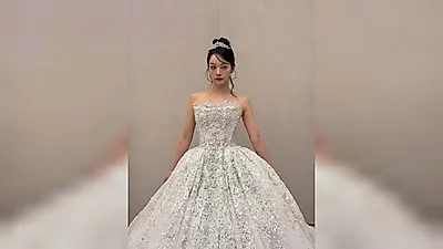 ヘリ、ホワイトドレスとティアラを公開…ファンは「ウェディングドレスかと思った」