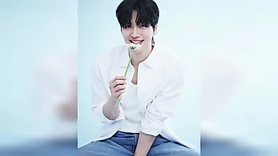 Do Byeong-hun，画报中从白衬衫到黑色夹克的多种风格