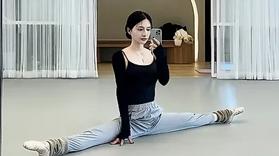 Choi Yeon-cheong reveals ballet and Pilates workout photos... oversplit and handstand poses