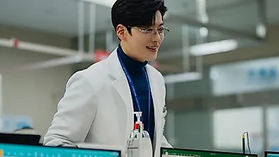 Jang Seung-jo attempts to win over Kim Ji-won with snacks in 'Doctor X'