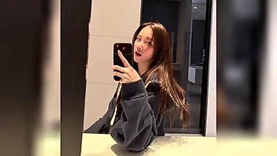 Jeon Jong-seo shares mirror selfies with 'Dochabi' caption on Instagram